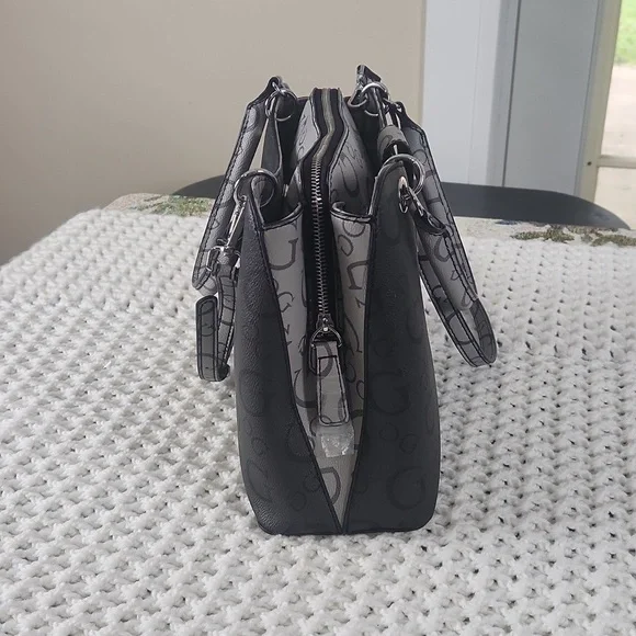 Guess shoulder or crossbody bag with 3 compartments with two snap closure and zi - Picture 5 of 11